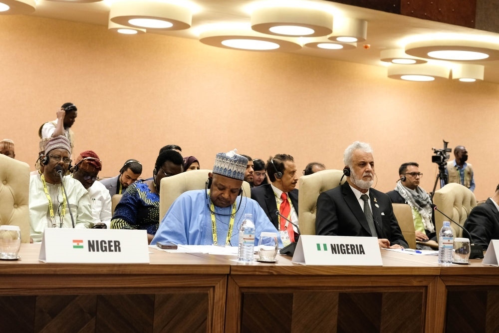 1月20日，與會(huì)代表出席在烏干達(dá)首都坎帕拉舉行的不結(jié)盟運(yùn)動(dòng)第19次峰會(huì)閉幕式。新華社發(fā)（阿佳拉·納瓦達(dá)攝）