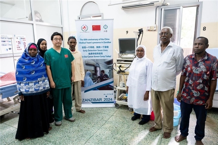 王璐醫(yī)生與部分患者合影。中國(guó)援桑醫(yī)療隊(duì)供圖