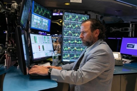 5月3日，交易員在美國(guó)紐約證券交易所交易大廳工作。新華社發(fā)（郭克攝）