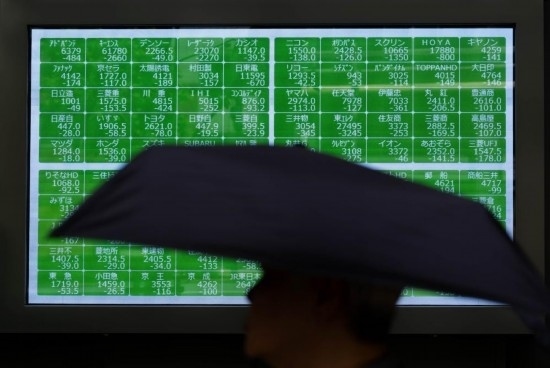 8月2日，在日本東京，行人經(jīng)過(guò)一處股指信息電子顯示屏。新華社記者張笑宇攝
