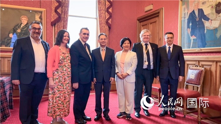 圖為阿伯丁市政廳會(huì)見(jiàn)現(xiàn)場(chǎng)。人民網(wǎng) 郭錦標(biāo)攝