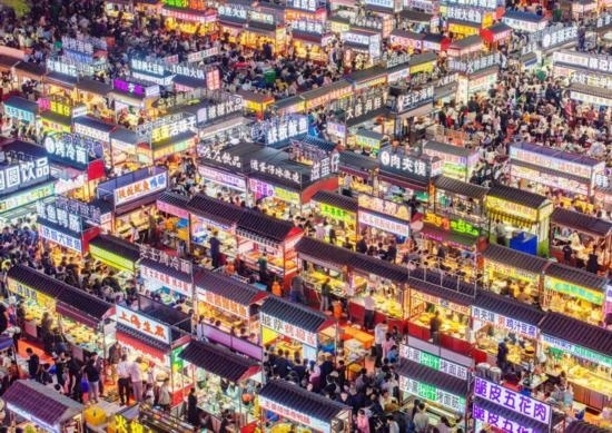 2024年4月21日，人們在河北省正定縣小商品夜市品嘗美食（無人機(jī)照片）。新華社發(fā)（武志偉 攝）