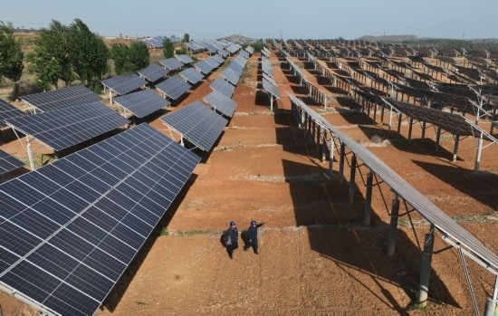 2024年4月16日，工人在河北省石家莊市靈壽縣譚莊鄉(xiāng)程家莊村的“農(nóng)光互補(bǔ)”光伏發(fā)電場巡查（無人機(jī)照片）。新華社記者 楊世堯 攝