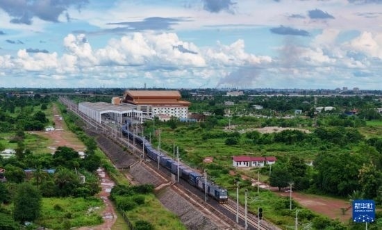 8月5日，由老撾籍火車司機獨立駕駛的滿載貨物的列車駛出萬象站，向中國昆明進發(fā)（無人機照片）。新華社發(fā)（楊永全 攝）