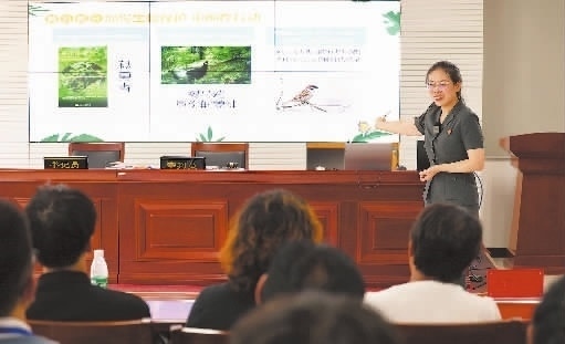 圖②：法官給旁聽群眾講解破壞生態(tài)環(huán)境的危害和法律后果。