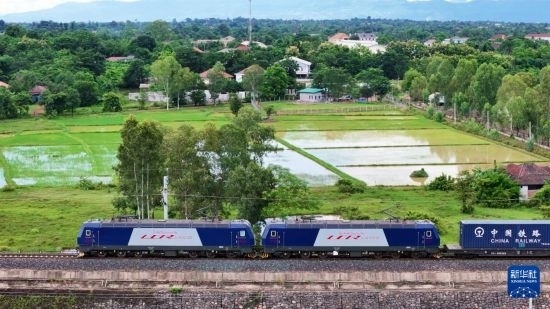 8月5日，由老撾籍火車司機獨立駕駛的滿載貨物的列車駛出萬象站，向中國昆明進發(fā)（無人機照片）。新華社發(fā)（楊永全 攝）