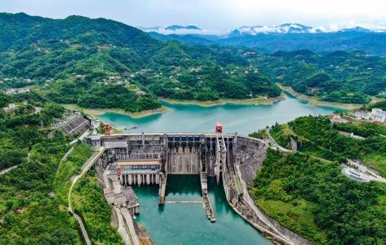 這是陜西安康水電站大壩（2024年6月21日攝，無人機(jī)照片）。新華社記者 蔡湘鑫 攝