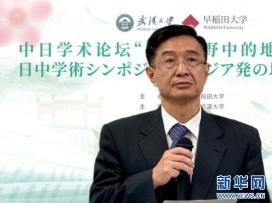 圖為中國(guó)駐日本大使館教育處公使銜參贊杜柯偉發(fā)表致辭。（武漢大學(xué)供圖）