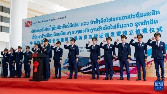 8月5日，在中老鐵路萬象站，中老鐵路首批14名老撾籍火車司機進行宣誓。新華社發(fā)（凱喬 攝）