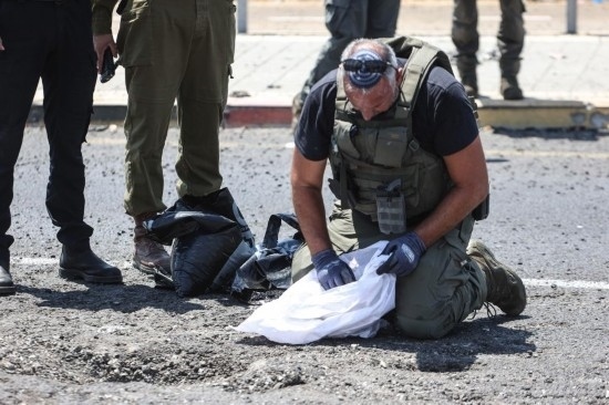 8月6日，在以色列納哈里亞，警方在無(wú)人機(jī)襲擊現(xiàn)場(chǎng)開(kāi)展工作。以色列國(guó)防軍6日發(fā)表聲明說(shuō)，多架無(wú)人機(jī)當(dāng)天從黎巴嫩射向以色列，造成以色列邊境城市納哈里亞數(shù)名平民受傷。新華社/基尼圖片社