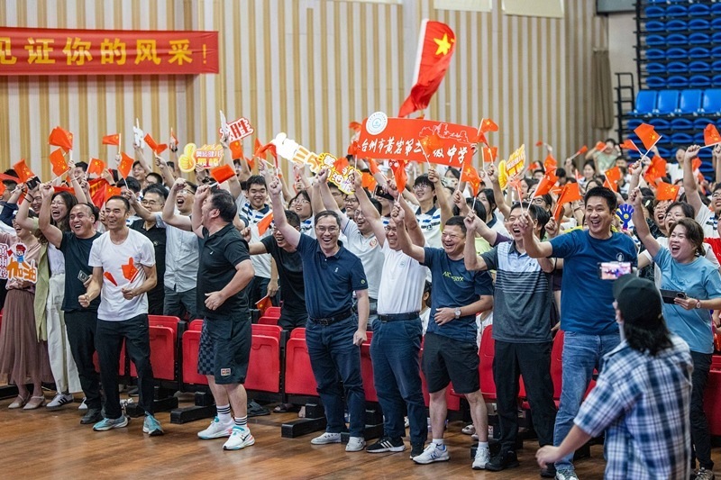 北京時間7月27日，2024年巴黎奧運會首個比賽日，在射擊10米氣步槍混合團(tuán)體比賽中，中國選手黃雨婷/盛李豪獲得金牌。圖為黃雨婷的母校師生們通過收看奧運直播的方式為她加油助威。