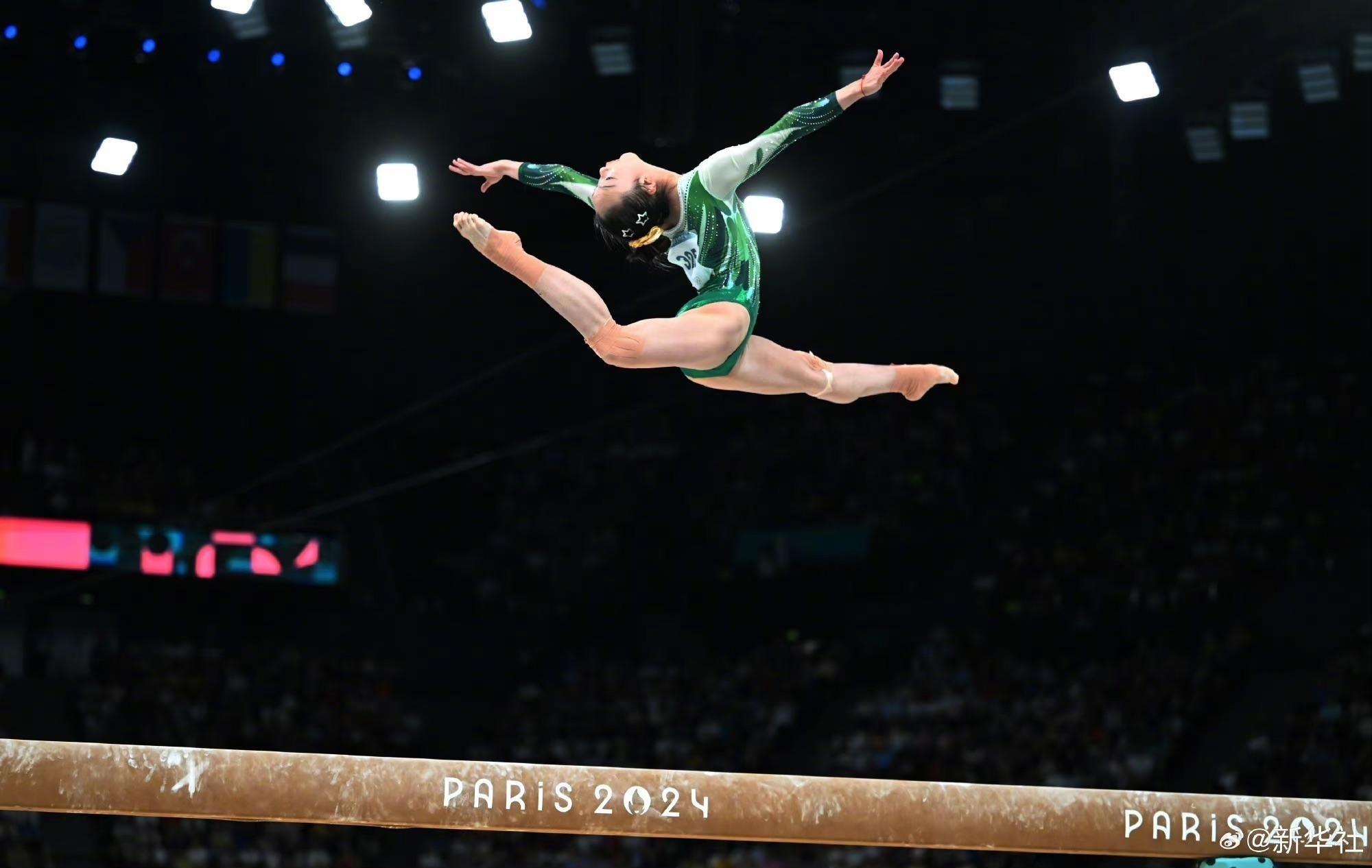 巴黎奧運(yùn)會(huì)體操女子平衡木比賽中，中國選手周雅琴的靚麗身姿