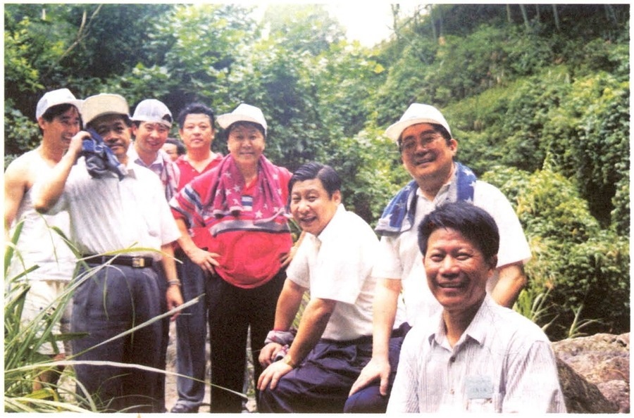 1999年6月，習(xí)近平在福州森林公園參加紀(jì)念毛主席“發(fā)展體育運(yùn)動(dòng)，增強(qiáng)人民體質(zhì)”題詞47周年登山健身活動(dòng)。（資料照片，來源：《習(xí)近平在福建》（下））