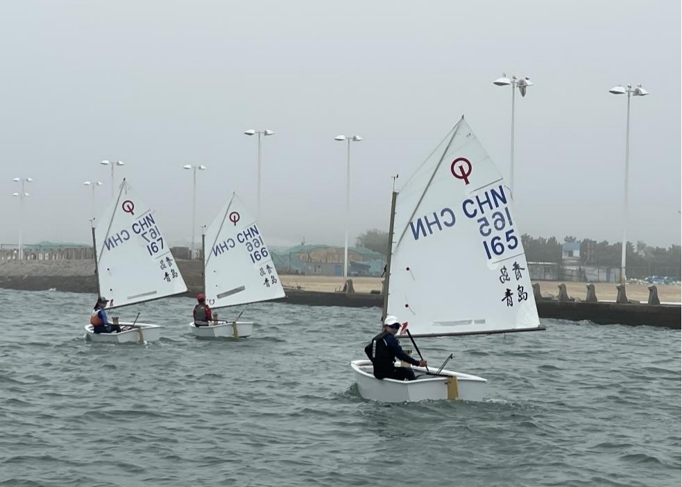 青島市嶗山區(qū)中韓小學(xué)帆船社團(tuán)進(jìn)行帆船訓(xùn)練。青島市嶗山區(qū)教育和體育局供圖