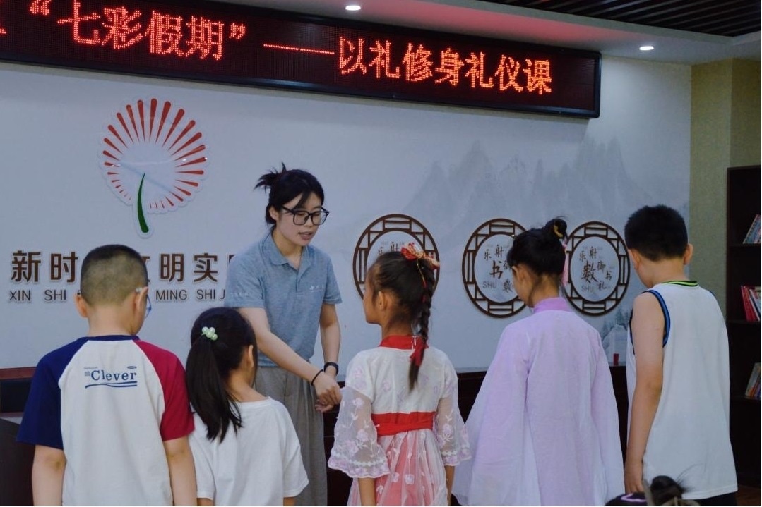 曲阜市小雪街道如意社區(qū)新時(shí)代文明實(shí)踐站以禮修身禮儀課。謝婉瑩 攝