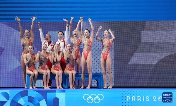 北京時間8月8日凌晨，巴黎奧運會花樣游泳集體項目的最后一項比賽集體技巧自選在巴黎奧林匹克水上運動中心舉行。中國隊奪得花樣游泳集體項目金牌。圖為中國隊在比賽后慶祝奪冠。新華社記者 薛宇舸 攝