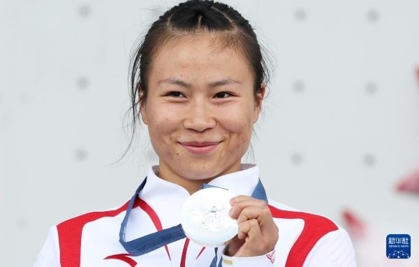 北京時(shí)間8月7日，在巴黎奧運(yùn)會攀巖女子速度賽比賽中，中國選手鄧麗娟獲得銀牌。圖為亞軍中國選手鄧麗娟在頒獎儀式上。新華社記者 高靜 攝