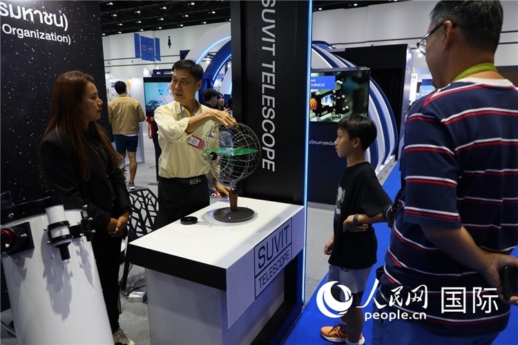 專家向觀眾講述航天知識。人民網(wǎng)記者簡承淵攝。