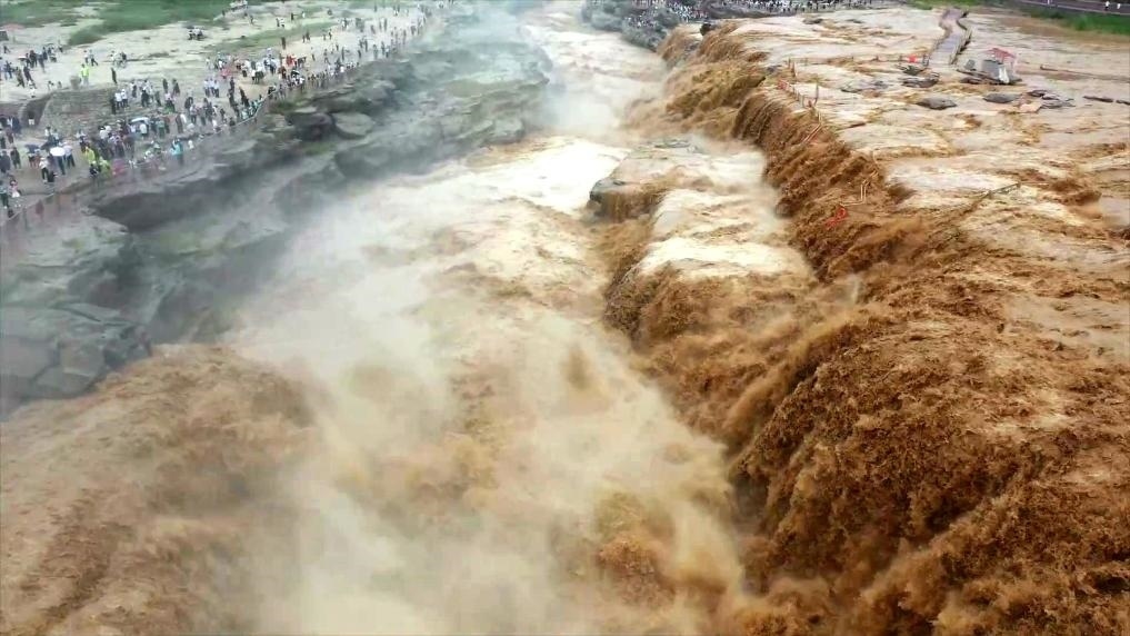 黃河壺口瀑布水量大增，出現(xiàn)壯美黃色瀑布群景觀。新華社發(fā) 呂桂明 攝