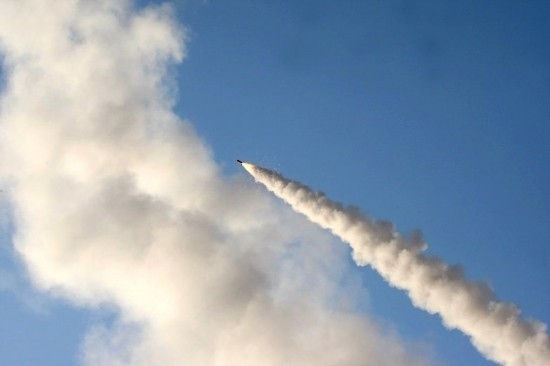 這張2011年6月28日在伊朗中部城市庫姆附近拍攝的照片顯示，一枚導(dǎo)彈在“偉大先知６”軍事演習(xí)中發(fā)射升空。新華社發(fā)