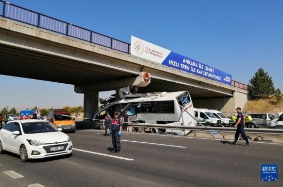 這是8月9日在土耳其安卡拉省波拉特勒拍攝的事故現(xiàn)場。新華社發(fā)（穆斯塔法·卡亞攝）