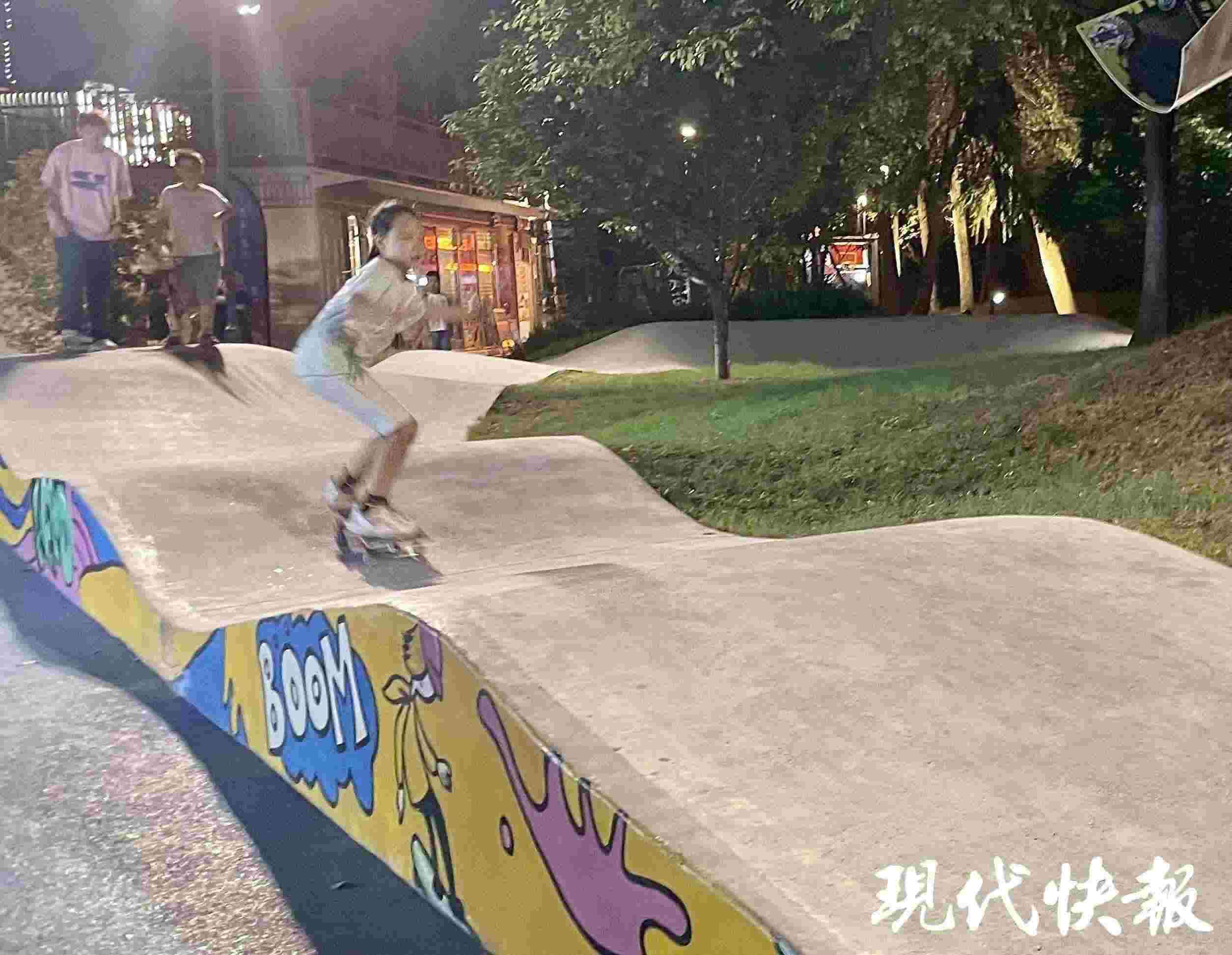 南京西城·夜未央的滑板場(chǎng)地上，一群青少年正在玩滑板