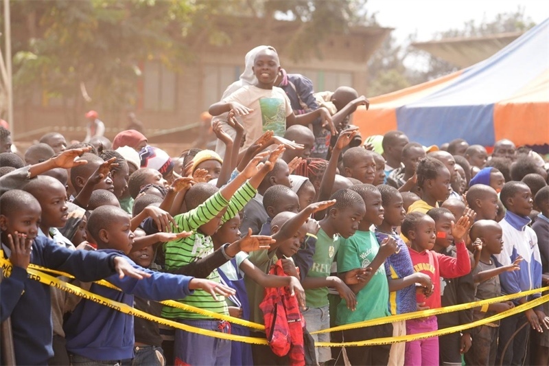 孩子們觀(guān)看達(dá)人秀。主辦方供圖