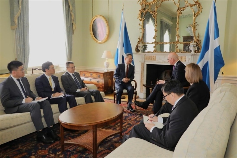 中國駐英國大使鄭澤光在愛丁堡會見蘇格蘭首席部長斯溫尼。中國駐英國使館供圖