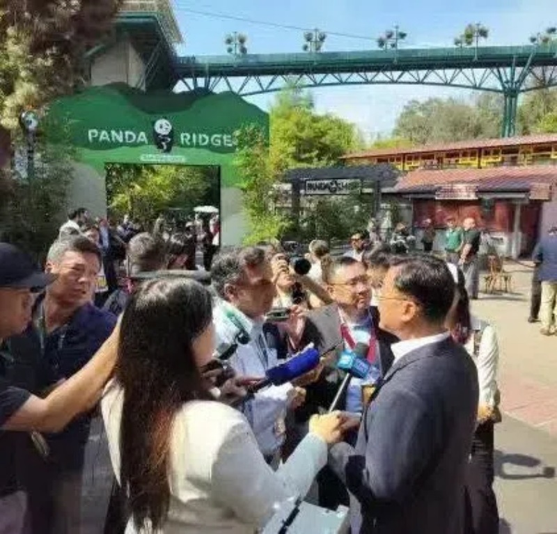 謝鋒大使現(xiàn)場接受記者采訪。中國駐美大使館供圖