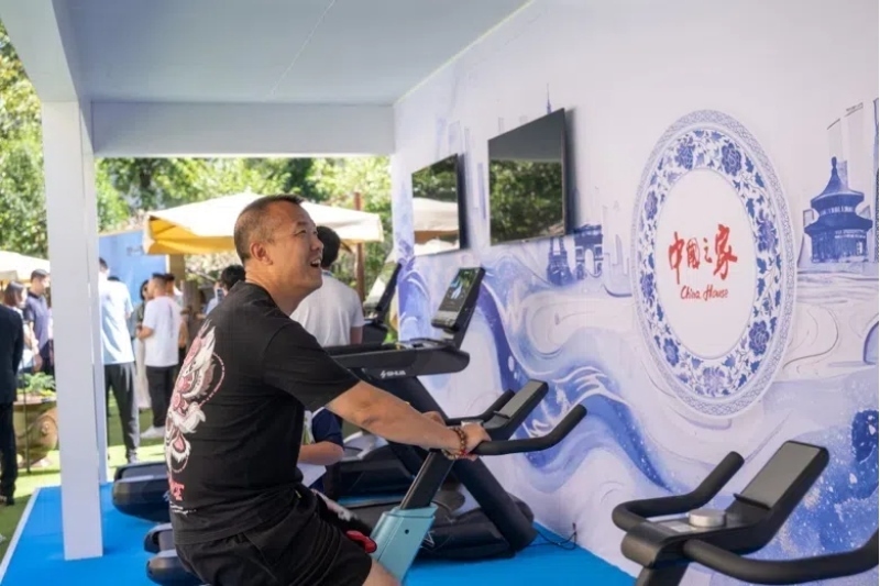 參觀者在智慧體育公園體驗動感單車。巴黎