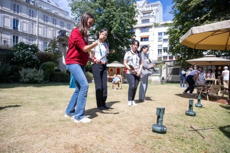 中外友人體驗投壺游戲。巴黎