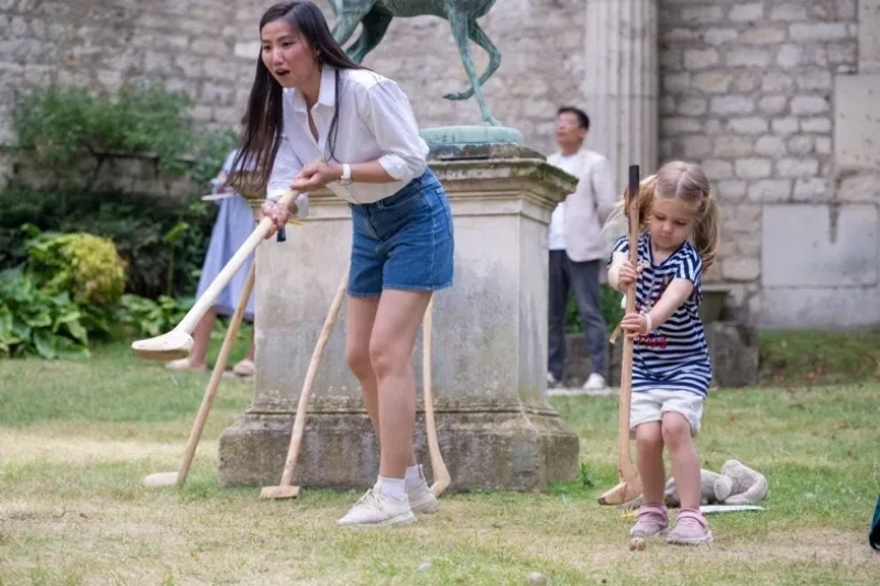 小朋友體驗捶丸游戲。巴黎