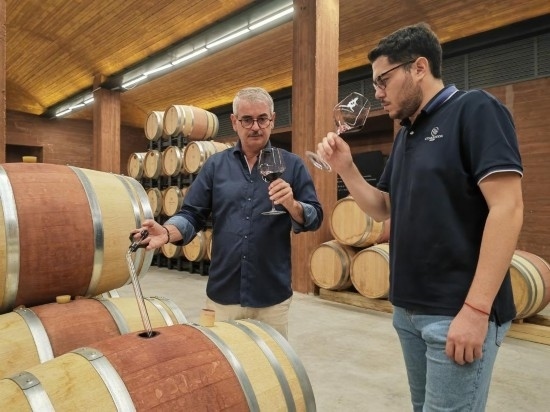  8月7日，尼古拉·格里馬（左）與同事在酒窖中。新華社記者 劉海 攝