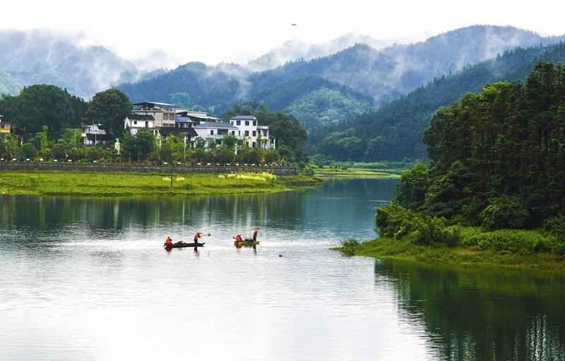 2024年6月5日，志愿者在湖南常寧市洋泉水庫(kù)清理水面漂浮物。