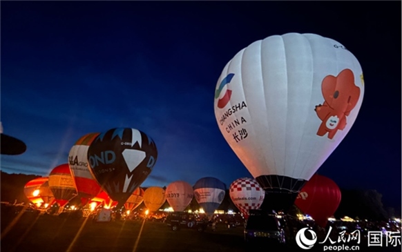 來自中國長沙的定制熱氣球亮相布里斯托國際氣球節(jié)。人民網(wǎng)記者 余穎攝