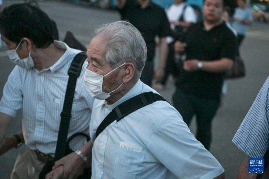 8月12日晚，侵華日軍第七三一部隊(duì)（簡稱“731部隊(duì)”）“少年隊(duì)”原隊(duì)員清水英男，乘機(jī)抵達(dá)哈爾濱。新華社記者 王松 攝