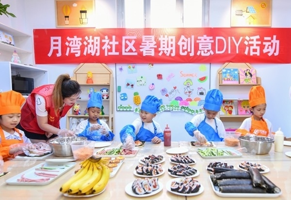 漯河市月灣湖社區(qū)青少年活動(dòng)室里，志愿者教孩子們做手工。 齊國(guó)霞攝