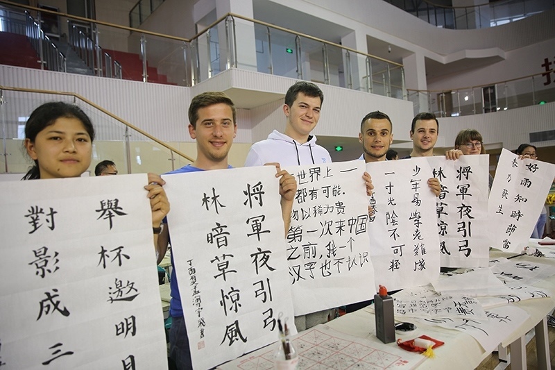 2017年6月5日，來自青島大學和中國石油大學（華東）的外國留學生在展示現(xiàn)場完成的書法作品。
