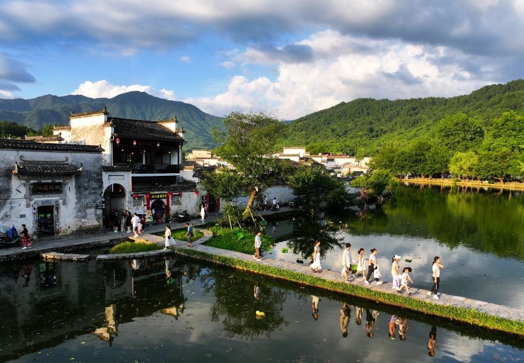 2024年7月7日，游客在安徽省黃山市黟縣宏村游玩。新華社記者杜宇攝