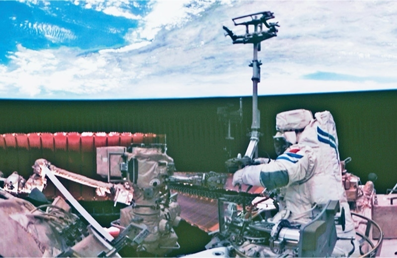 黨的十八大以來，我國科技事業(yè)取得歷史性成就、發(fā)生歷史性變革，科技自立自強(qiáng)成果持續(xù)涌現(xiàn)。圖為2024年7月3日在北京航天飛行控制中心拍攝的神舟十八號航天員李聰在空間站組合體艙外作業(yè)的畫面。 新華社記者 郭中正/攝