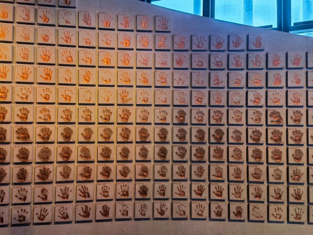 圖為侵華日軍南京大屠殺遇難同胞紀(jì)念館“三個(gè)必勝”展廳排列的648個(gè)鮮紅的手印（局部）。新華社記者 邱冰清 攝