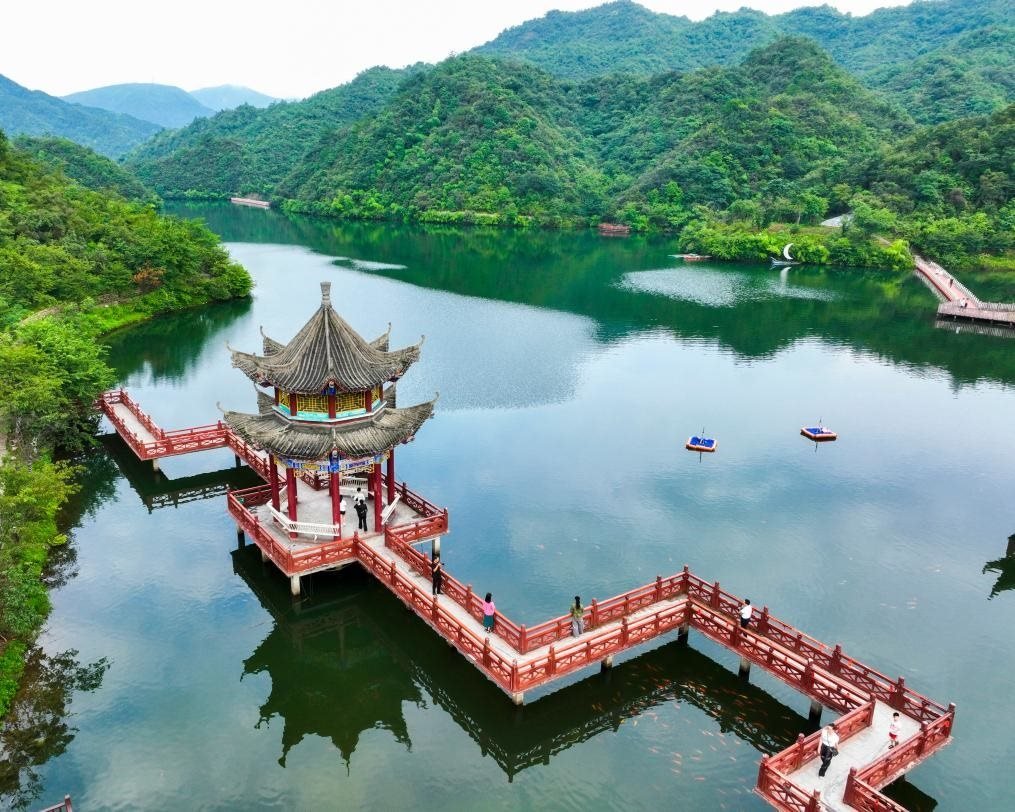 2024年8月11日，游客在湖南省雙牌縣陽明山國家森林公園萬和湖休閑游玩。新華社發(fā)（周秀魚春攝）