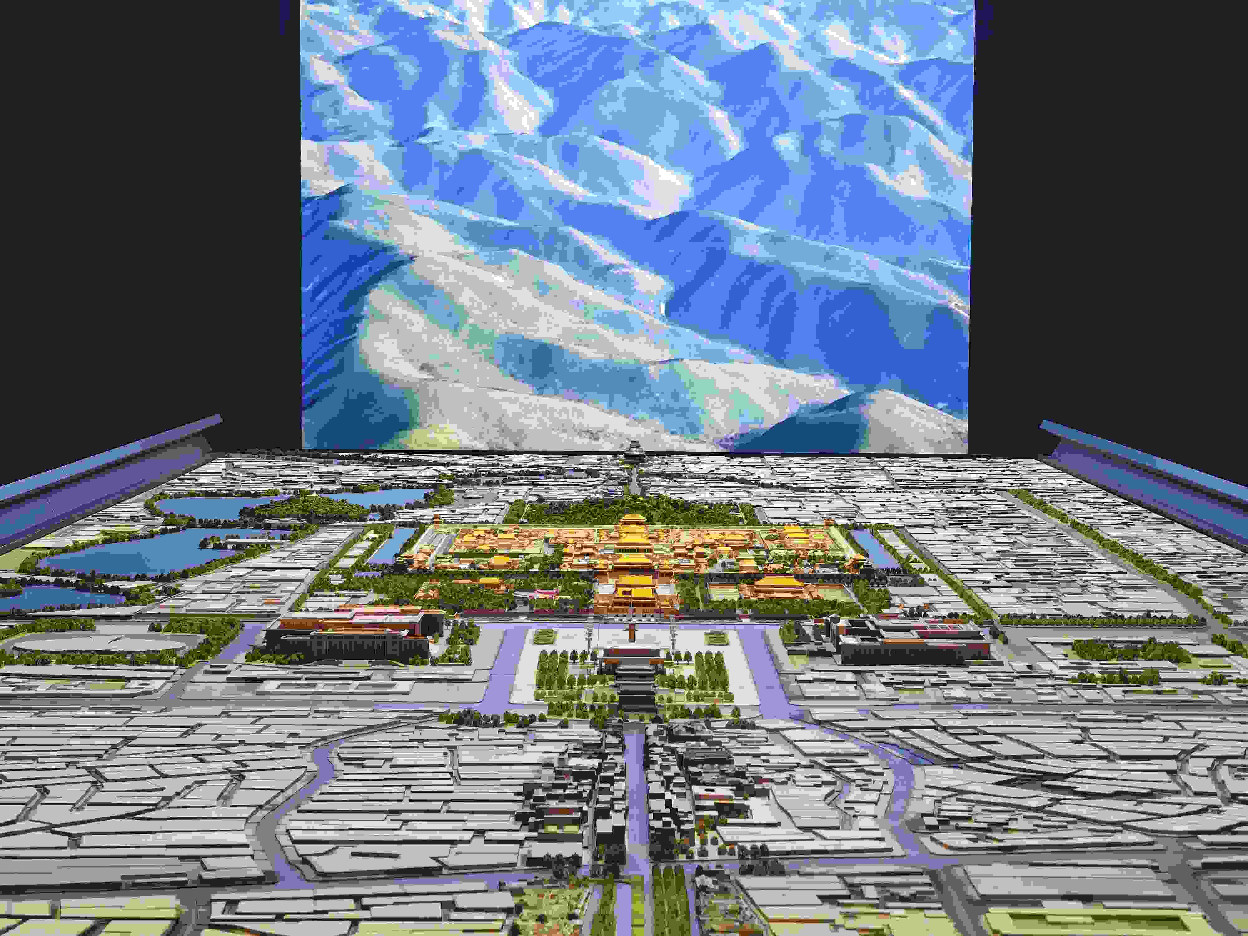 2023年3月，北京首都博物館精心制作的16米長中軸線沙盤，配以立體投影技術(shù)，展現(xiàn)了北京中軸線之壯美。