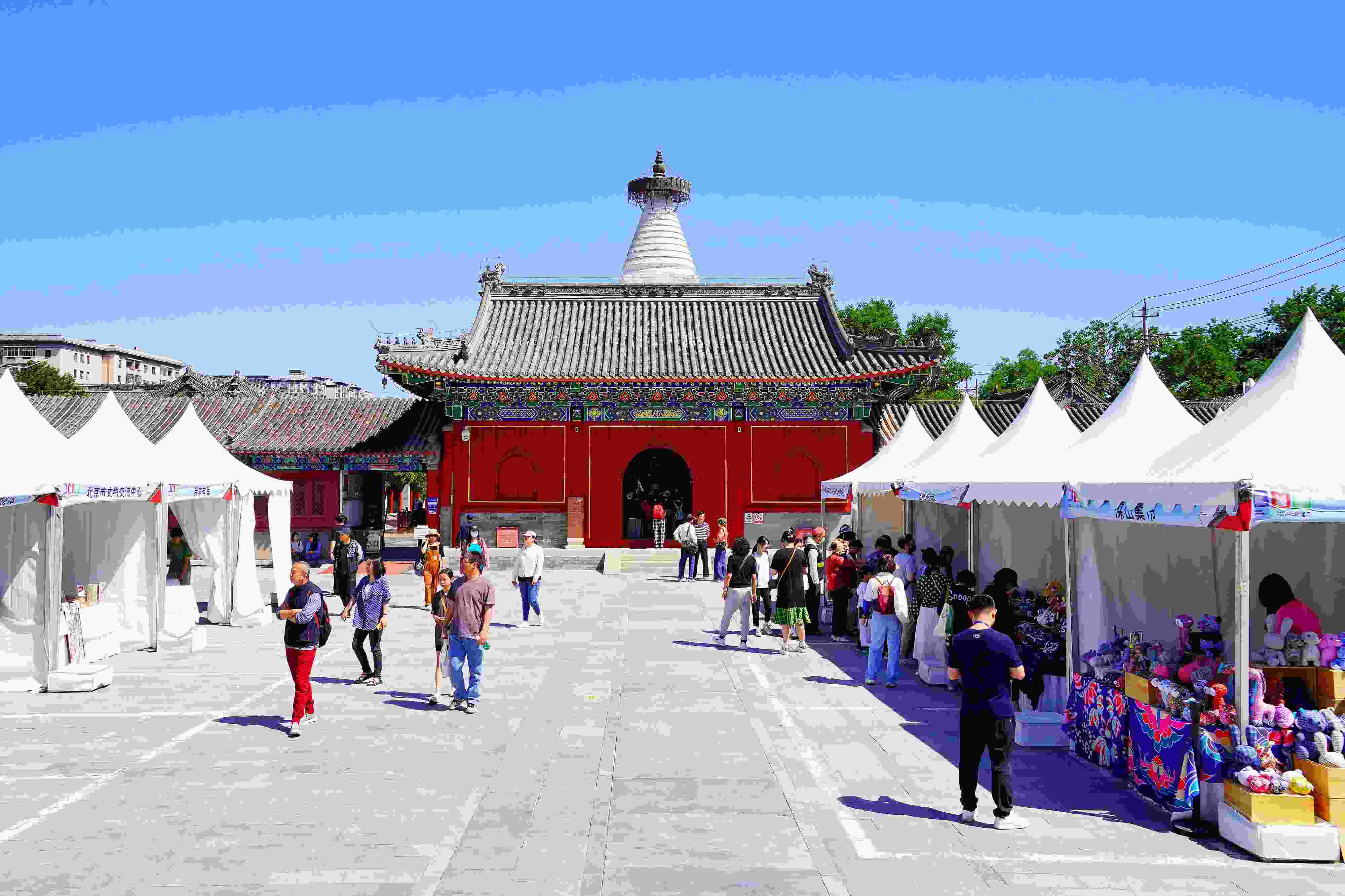 2024年5月，“北京白塔文化市集”在已有700余年歷史的妙應(yīng)寺白塔下舉行。