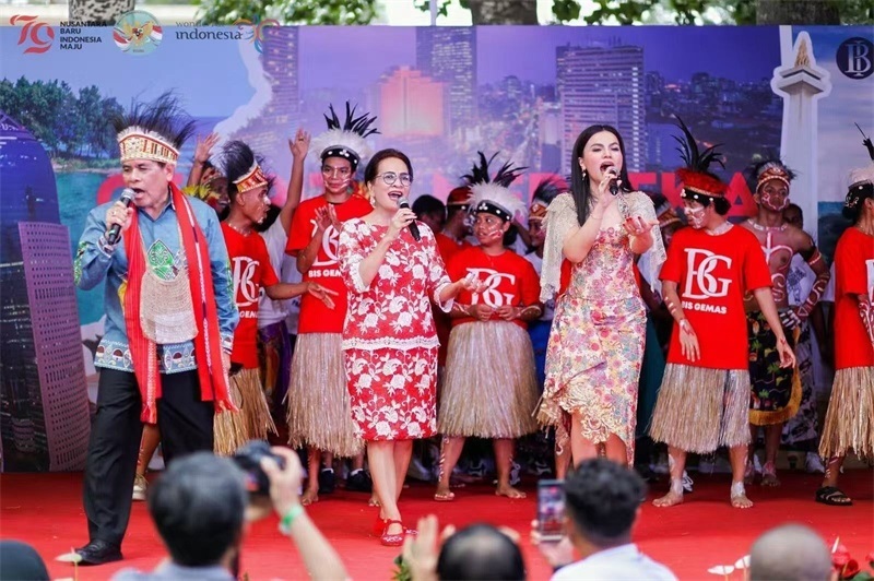 大使夫婦與演員一起共唱《明天會更好》。