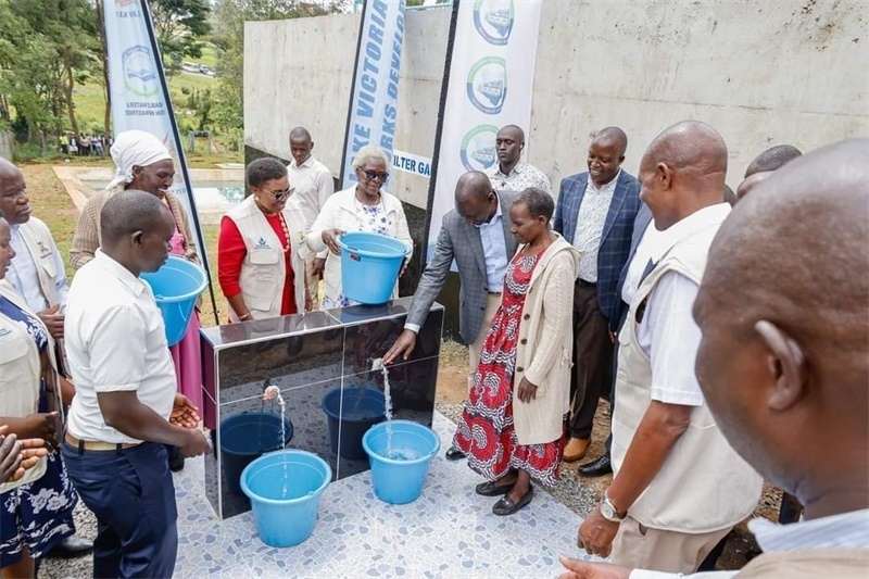 肯尼亞總統(tǒng)魯托考察南迪山供水項目設(shè)備運行情況。中鐵十局供圖