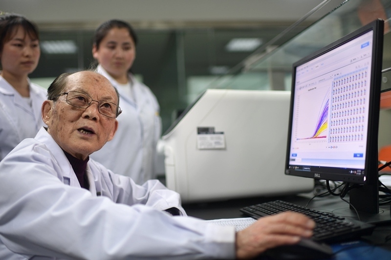 2021年6月17日，吳天一（前）在青海西寧的實驗室內(nèi)和學(xué)生討論。