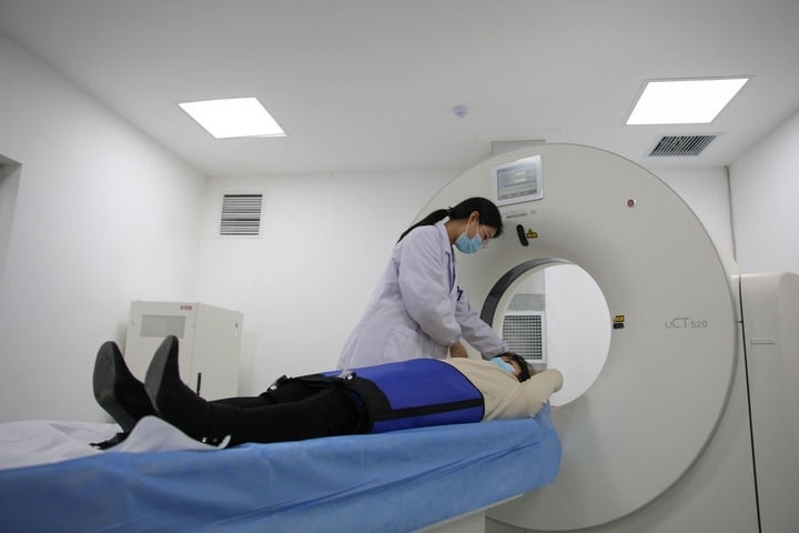 2023年3月2日，安徽省合肥市包河區(qū)煙墩街道社區(qū)衛(wèi)生服務(wù)中心的醫(yī)護(hù)人員為患者進(jìn)行CT檢查。 新華社記者 曹力 攝