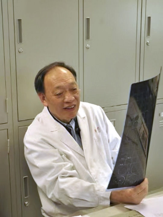 復(fù)旦大學(xué)附屬華山醫(yī)院感染科終身教授翁心華在工作（資料照片）。 新華社發(fā)