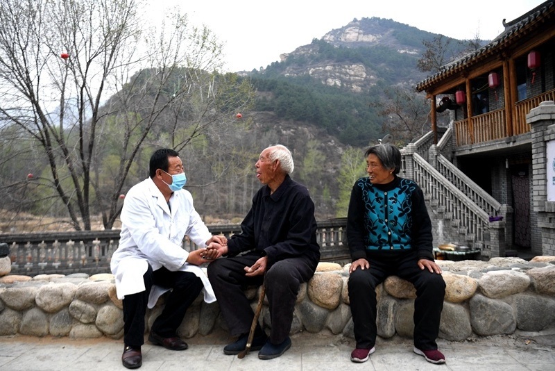 2020年4月15日，在河北阜平縣龍泉關(guān)鎮(zhèn)駱駝灣村，村醫(yī)霍建國為村民把脈。